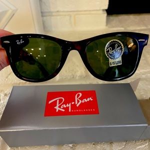 Ray-Ban New Wayfarer Icons. Brown frame/dark green lenses.